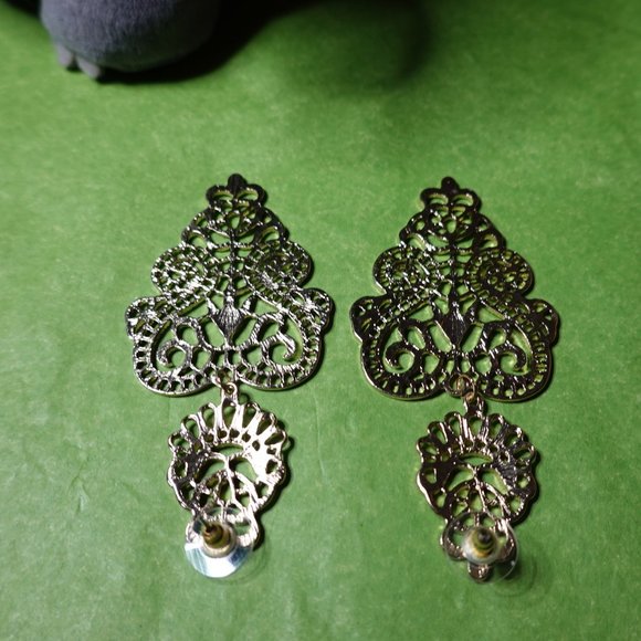 (NWT) Gold "Baroque" Filigree Statement Earrings 3" - Picture 6 of 6